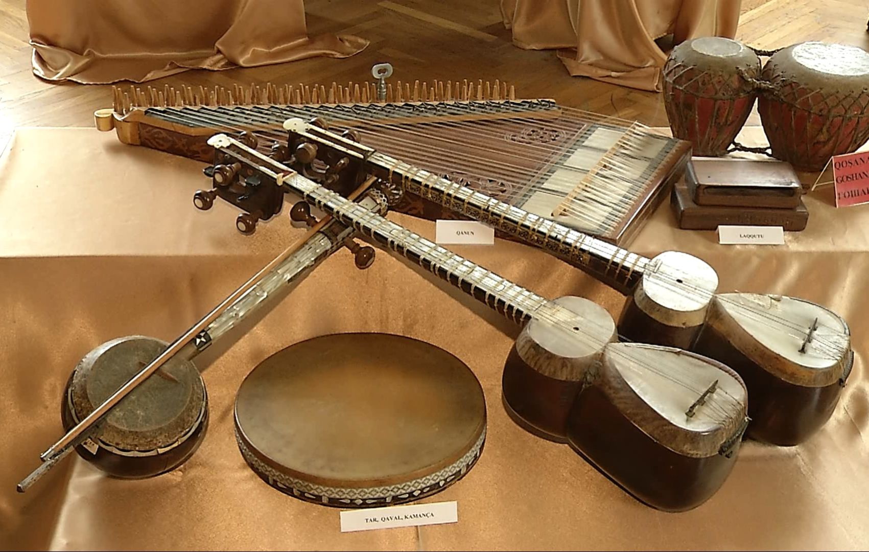 L'AZERBAÏDJAN OFFRE DES INSTRUMENTS TRADITIONNELS AU MUSÉE DE BRUXELLES, CÉLÉBRANT AINSI L'HÉRITAGE DU MUGHAM