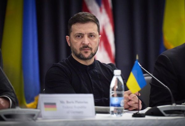 TRUMP OUBLIE QU'IL A QUALIFIÉ ZELENSKY DE "DICTATEUR"