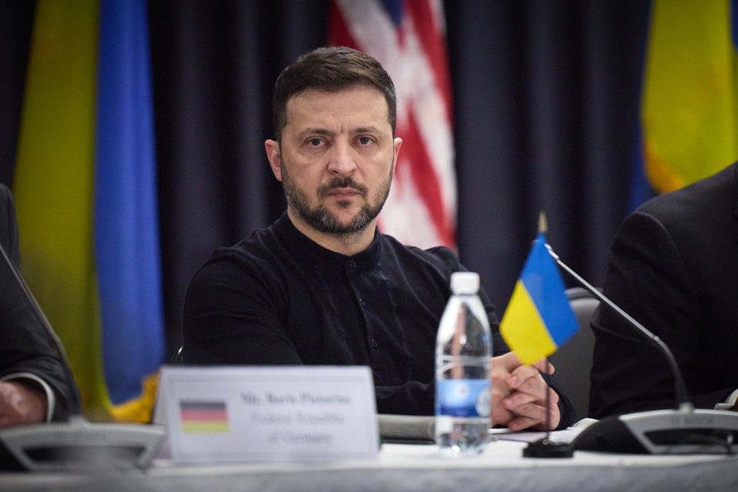 TRUMP OUBLIE QU'IL A QUALIFIÉ ZELENSKY DE "DICTATEUR"