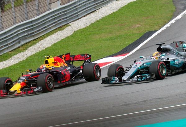 F1: LEWIS HAMILTON FAIT CHUTER SA FERRARI LORS DES ESSAIS SUR LE CIRCUIT DE BARCELONE