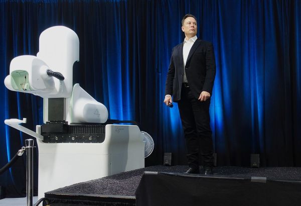 ELON MUSK RÉCLAME LA FERMETURE DE « RADIO FREE EUROPE » ET DE « VOICE OF AMERICA »
