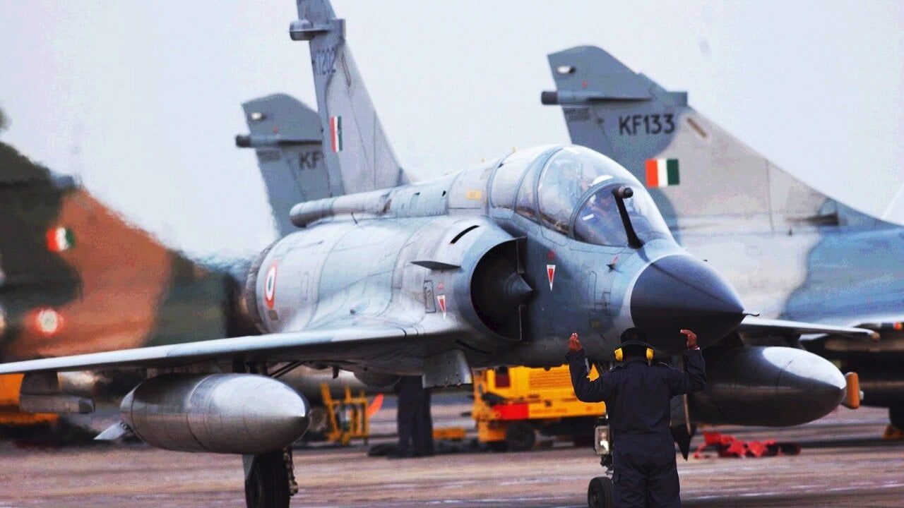 L'UKRAINE RENFORCE SA DÉFENSE AÉRIENNE EN UTILISANT POUR LA PREMIÈRE FOIS DES MIRAGE 2000 FRANÇAIS