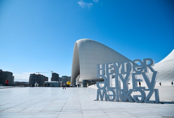 LE CENTRE HEYDAR ALIYEV À BAKOU - UN LIEU DE PRÉDILECTION POUR LES LOISIRS ET L'ART