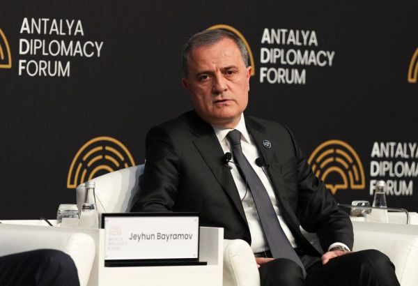 LE MINISTRE AZERBAÏDJANAIS DES AFFAIRES ÉTRANGÈRES ENTAME UNE VISITE OFFICIELLE AU KOWEÏT AFIN DE RENFORCER LES LIENS ENTRE LES DEUX PAYS