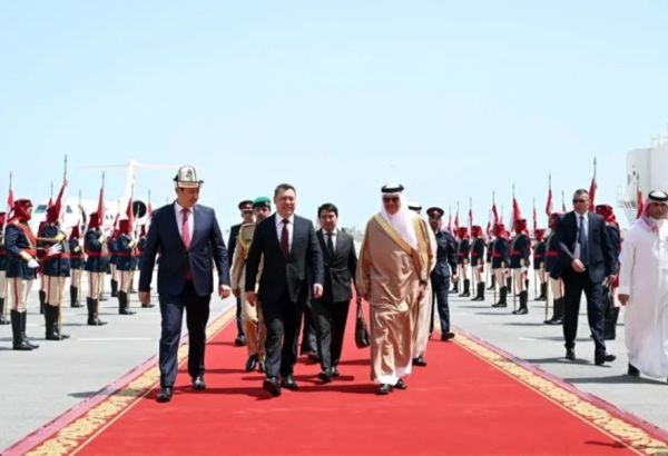 LE PRÉSIDENT DU KIRGHIZISTAN ARRIVE À BAHREÏN POUR UNE VISITE OFFICIELLE