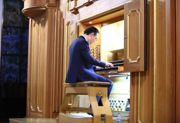 LE SOLO ÉPOUSTOUFLANT DE L'ORGANISTE ET COMPOSITEUR FRANÇAIS JEAN-BAPTISTE ROBIN EN OUZBÉKISTAN