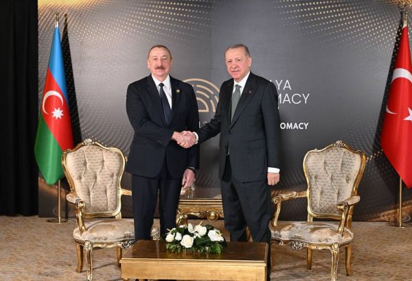 LA TURQUIE SALUE L'ACCORD DE PAIX ENTRE L'AZERBAÏDJAN ET L'ARMÉNIE NÉGOCIÉ PAR LES ÉTATS-UNIS
