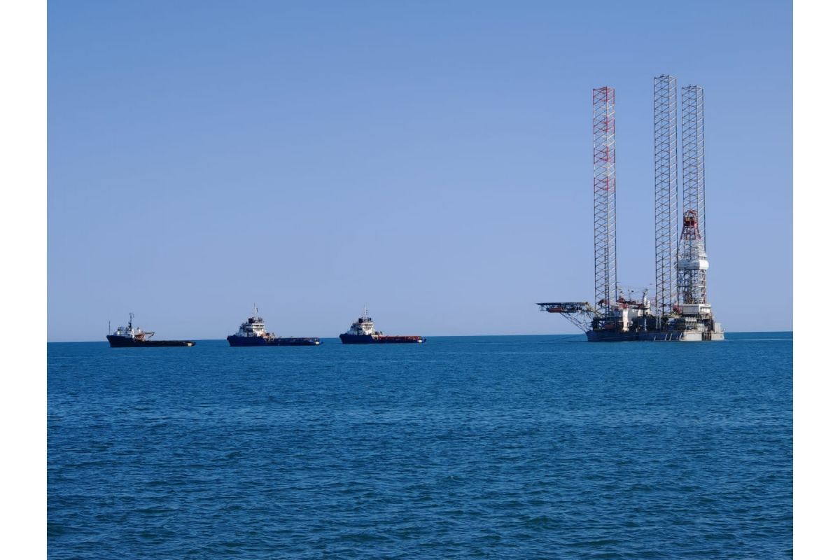 LA PLATE-FORME DE FORAGE "NEPTUNE" REMORQUÉE AVEC SUCCÈS VERS L'AZERBAÏDJAN LE SECTEUR TURKMÈNE DE LA MER CASPIENNE