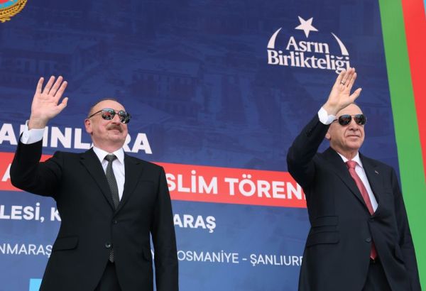 LA TURQUIE ET L'AZERBAÏDJAN ŒUVRENT ENSEMBLE À LA RECONSTRUCTION DE LA VILLE DE KAHRAMANMARAS, DÉVASTÉE PAR UN TREMBLEMENT DE TERRE