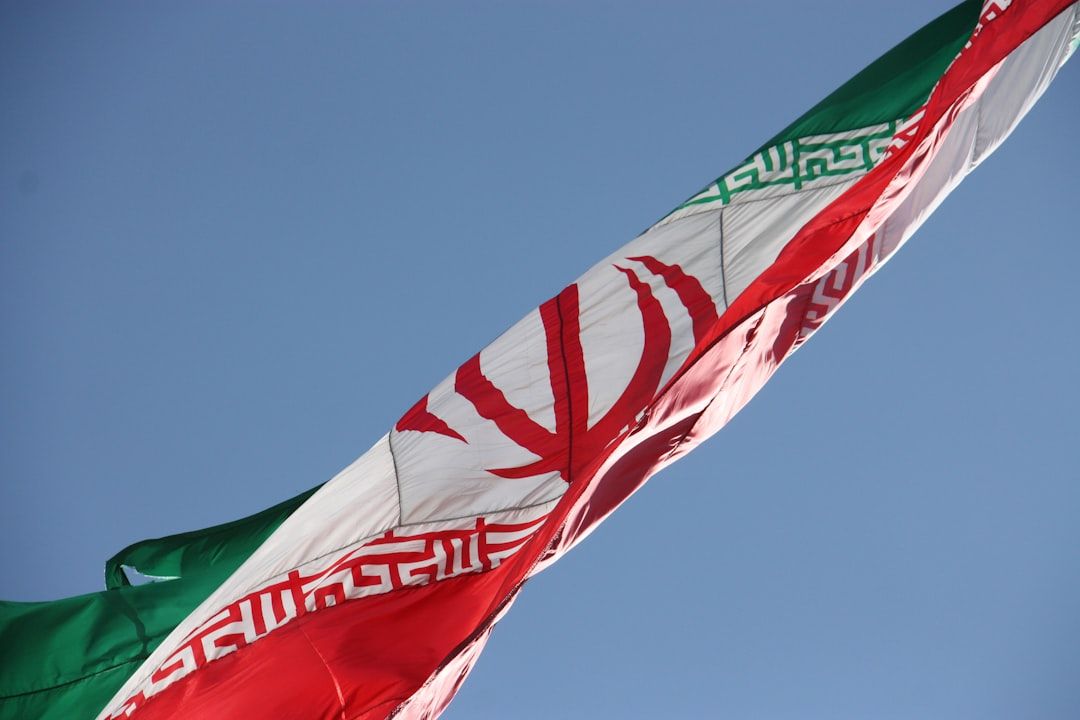 L'IRAN LANCE UNE « PUISSANTE » ATTAQUE DE MISSILES CONTRE LA BASE AÉRIENNE AMÉRICAINE AU QATAR