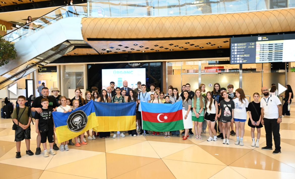 DES ENFANTS UKRAINIENS ARRIVENT EN AZERBAÏDJAN POUR UN PROGRAMME DE RÉHABILITATION