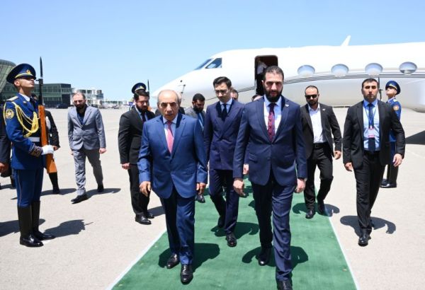 LE PRÉSIDENT INTÉRIMAIRE DE LA SYRIE ARRIVE EN AZERBAÏDJAN POUR UNE VISITE DE TRAVAIL