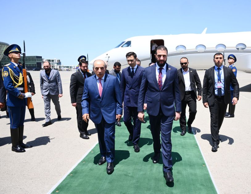 LE PRÉSIDENT INTÉRIMAIRE DE LA SYRIE ARRIVE EN AZERBAÏDJAN POUR UNE VISITE DE TRAVAIL