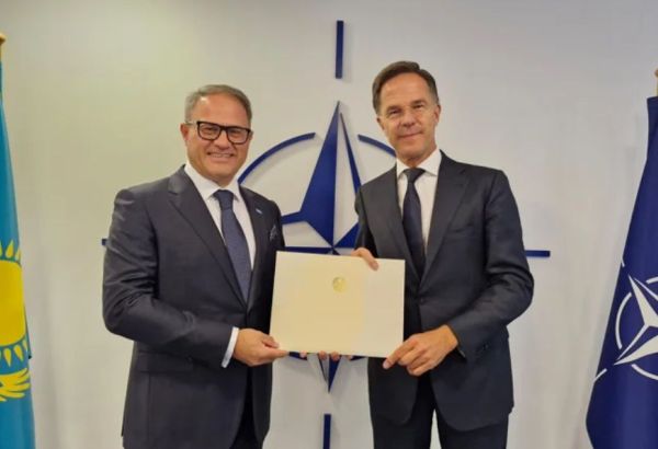 L'AMBASSADEUR DU KAZAKHSTAN PRÉSENTE SES LETTRES DE CRÉANCE AU SECRÉTAIRE GÉNÉRAL DE L'OTAN