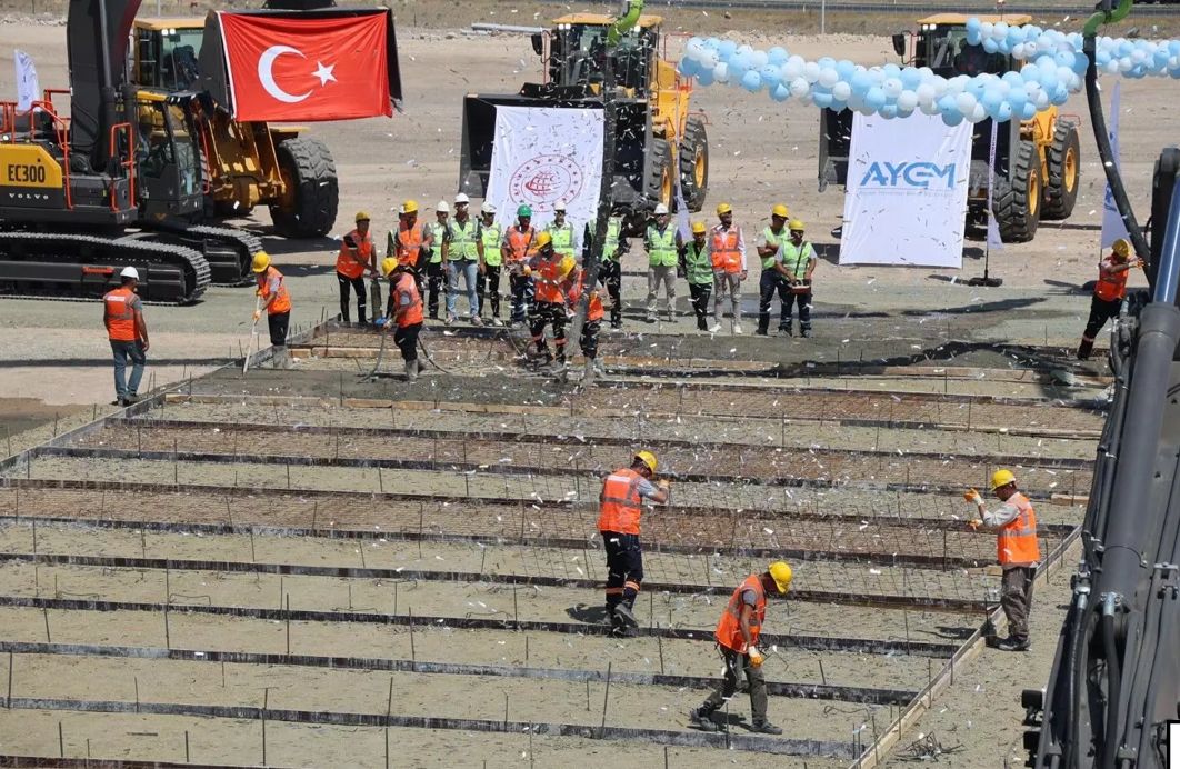 CORRIDOR DE ZANGEZUR : LA TURQUIE LANCE LA CONSTRUCTION DE LA PREMIÈRE LIGNE FERROVIAIRE VERS LA RÉGION AZERBAÏDJANAISE DU NAKHITCHEVAN