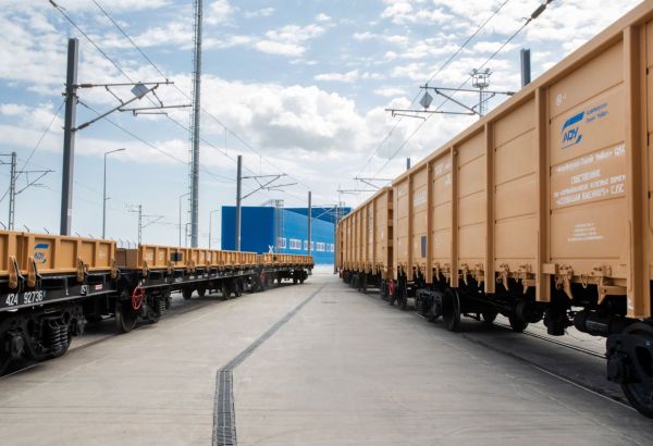 LES CHEMINS DE FER AZERBAÏDJANAIS DÉPLOIENT DE NOUVEAUX WAGONS POUR LE TRANSPORT INTERNATIONAL DE CONTENEURS