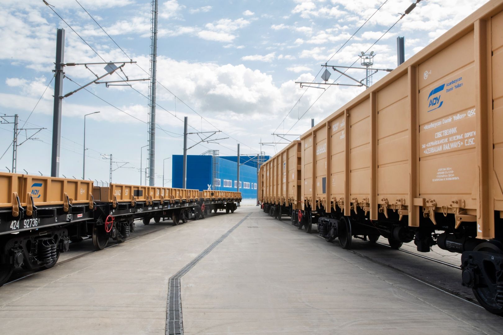 LES CHEMINS DE FER AZERBAÏDJANAIS DÉPLOIENT DE NOUVEAUX WAGONS POUR LE TRANSPORT INTERNATIONAL DE CONTENEURS