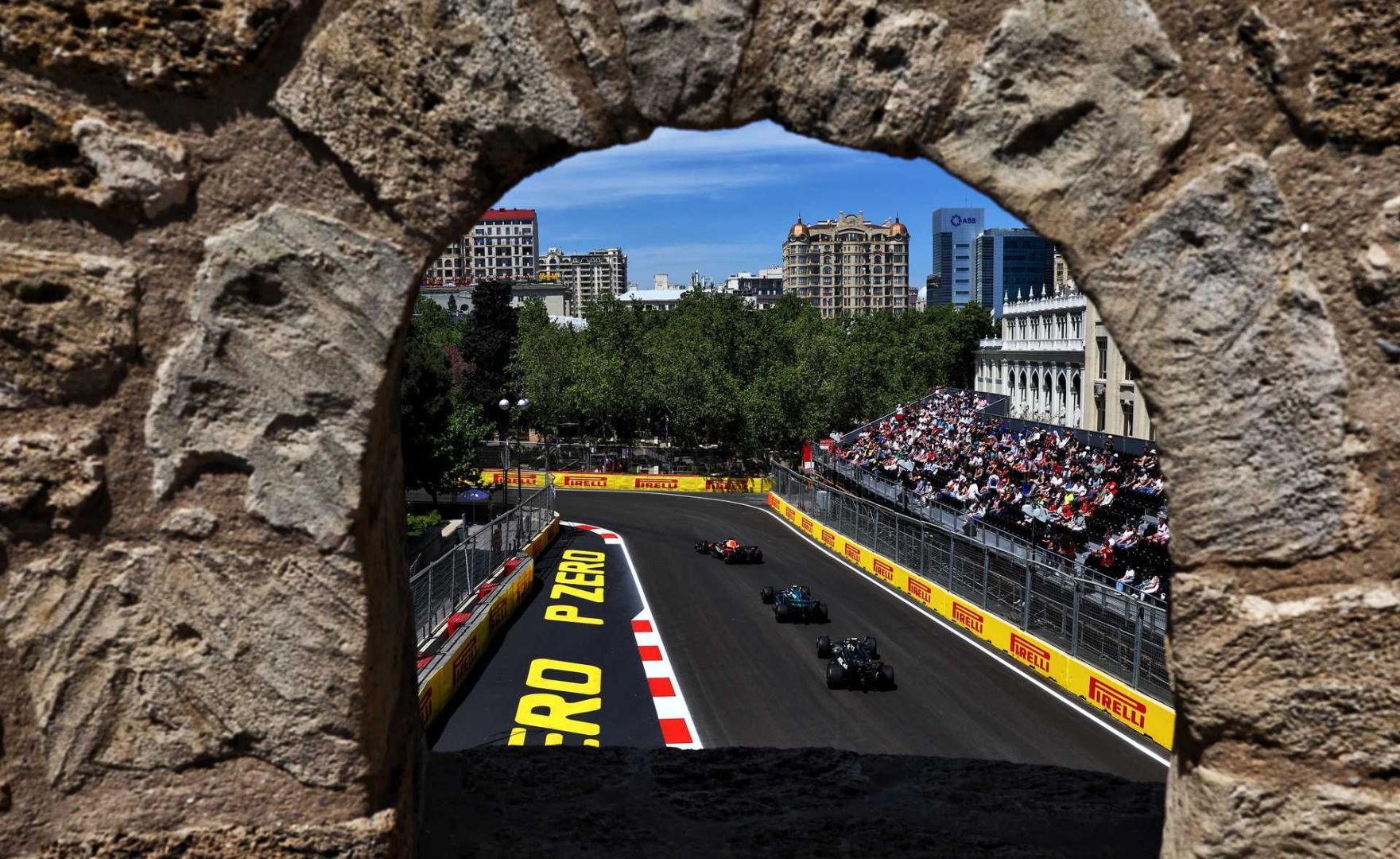 LES VISITEURS ÉTRANGERS SE VERRONT OFFRIR DES VISAS À LEUR ARRIVÉE POUR LE GRAND PRIX DE F1 2025 À BAKOU