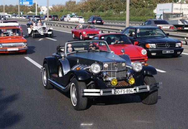 DES VOITURES CLASSIQUES ET LA TRADITION DE CHOVGAN SE RENCONTRENT À BAKOU