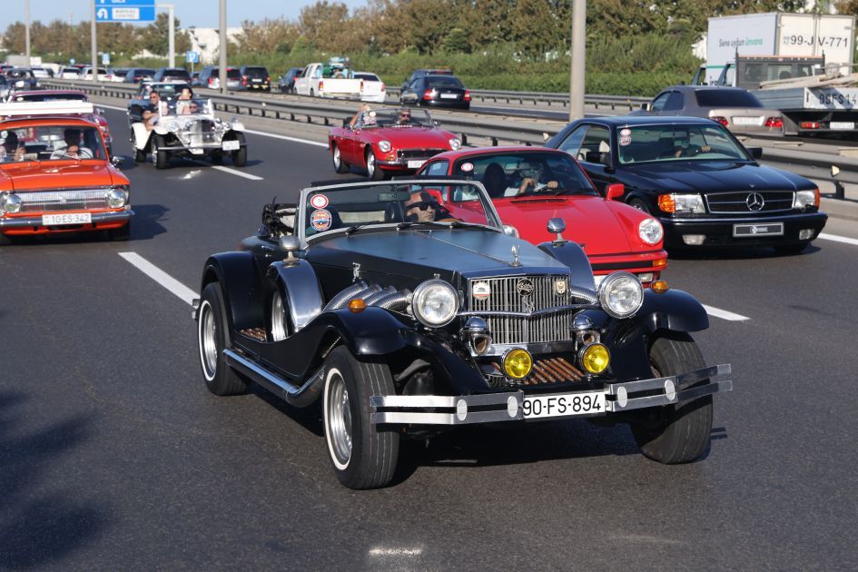 DES VOITURES CLASSIQUES ET LA TRADITION DE CHOVGAN SE RENCONTRENT À BAKOU