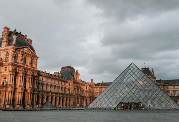 VOL SPECTACULAIRE AU MUSÉE DU LOUVRE