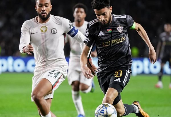 CHELSEA TENUE EN ÉCHEC 2–2 PAR QARABAG À BAKOU