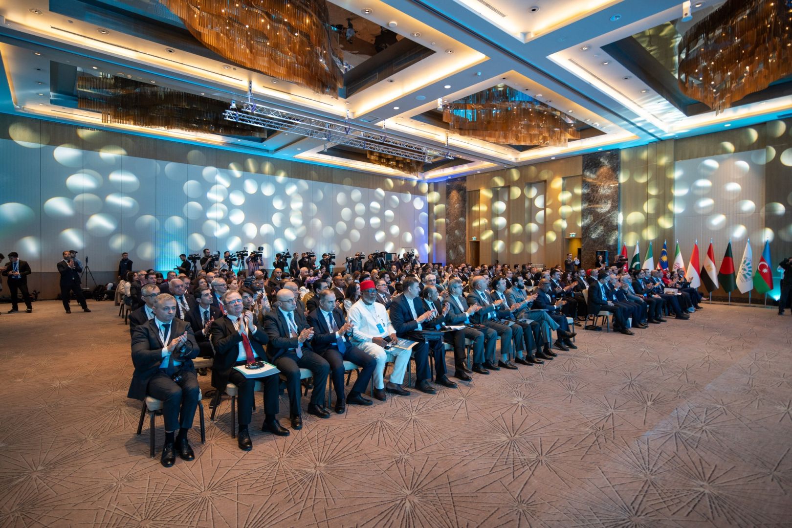 LES D-8 RASSEMBLENT DES PAYS TOTALISANT PRES DE DEUX MILLIARDS D’HABITANTS