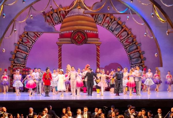 TRIOMPHE DU « CASSE-NOISETTE » A MEXICO SOUS LA DIRECTION DU CHEF D’ORCHESTRE AZERBAÏDJANAIS EYYUB GULIYEV