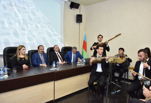 PRESENTATION DU GROUPE DE CHANTS PATRIOTIQUES « ZAFAR YURDU » A BAKOU