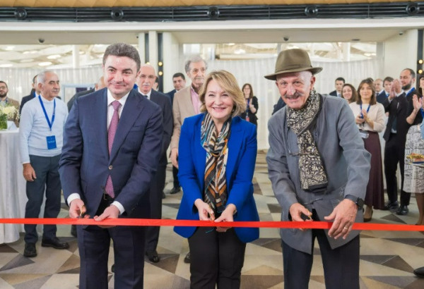 À L’AEROPORT DE BAKOU, L’EXPOSITION « THE RISING LIGHT » DE REZA ECLAIRE LE VISAGE CULTUREL DE L’AZERBAÏDJAN