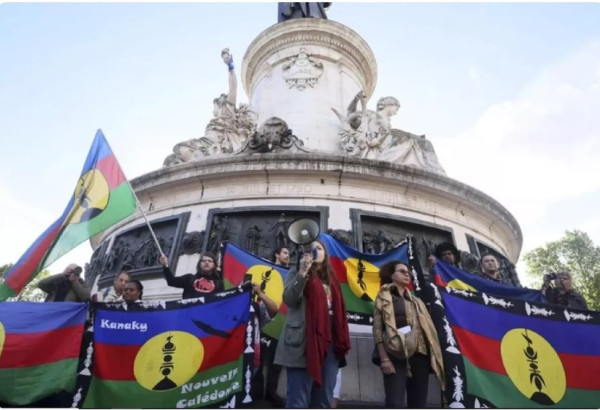 LES KANAKS FACE AU MODELE COLONIAL FRANCAIS