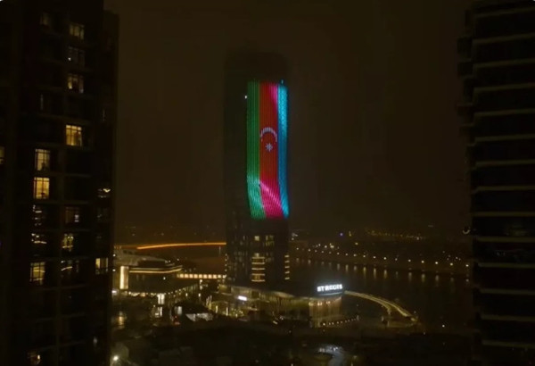 UN BATIMENT DE BELGRADE ILLUMINE AUX COULEURS DES DRAPEAUX AZERBAIDJANAIS ET SERBE