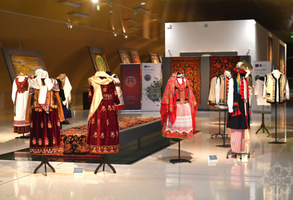 L’EXPOSITION « FLEURS AU JARDIN » INAUGUREE AU MUSEE NATIONAL DU TAPIS D’AZERBAÏDJAN