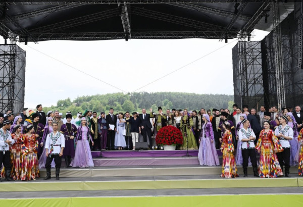 "LE GRAND RETOUR" DES POPULATIONS DEPLACEES DANS LES REGIONS LIBEREES SONT UNE MAJESTUEUSE OPERATION HUMAINE ET TECHNIQUE