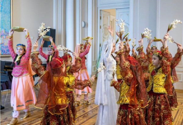 FETE DU VENT ET DE L'EVEIL DU PRINTEMPS PAR LES DANSES AZERBAIDJANAISES