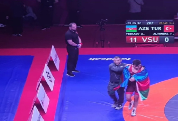 UN LUTTEUR AZERBAIDJANAIS SACRE CHAMPION D'EUROPE