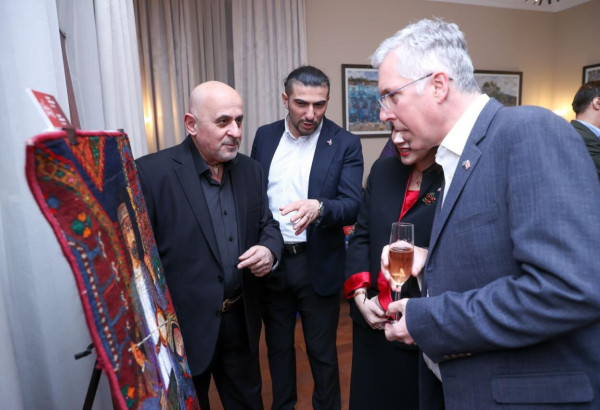 UNE SECONDE VIE POUR LES TAPIS AZERBAÏDJANAIS : ALLIANCE ENTRE TRADITIONS ET TECHNIQUES ARTISTIQUES CONTEMPORAINES