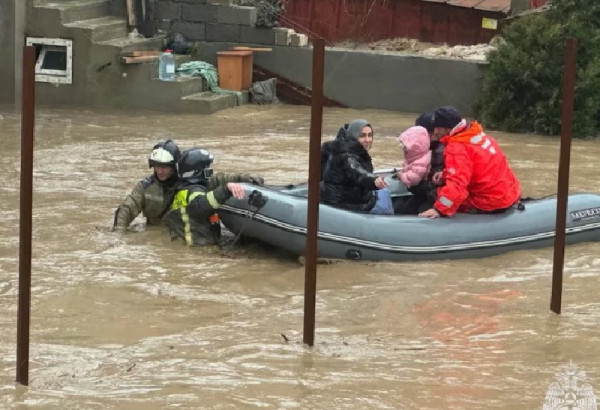 DE FORTES PLUIES SUBMERGENT LE DAGHESTAN: UN PONT FERROVIAIRE S'EFFONDRE A KHASAVYOURT
