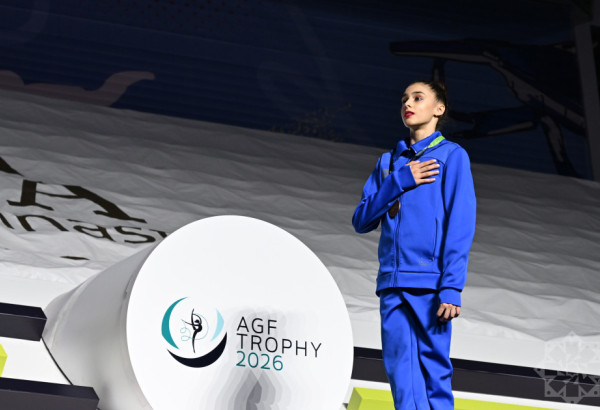 UNE GYMNASTE AZERBAÏDJANAISE REMPORTE LA MEDAILLE D’OR