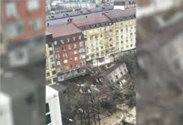 DES INONDATIONS PROVOQUENT L'EFFONDREMENT D'UN IMMEUBLE A MAKHATCHKALA, DES CENTAINES DE PERSONNES EVACUEES