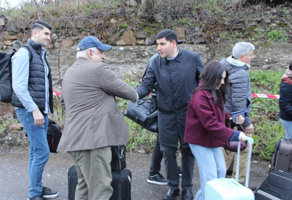 « PONT DE LA PAIX » : UNE DELEGATION ARMENIENNE ARRIVE EN AZERBAÏDJAN PAR LA FRONTIERE TERRESTRE