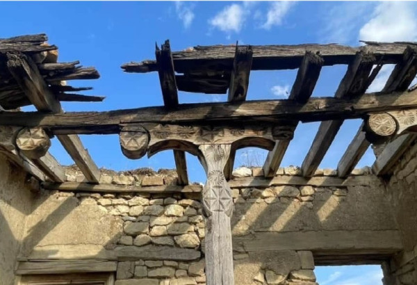 LA VOIX DES SIECLES OUBLIEE DANS LES MONTAGNES: LA MOSQUEE "ABU MUSLIM"  DU VILLAGE DE KRYZ