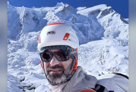 UN ALPINISTE AZERBAÏDJANAIS ATTEINT LE SOMMET DE L’ANNAPURNA DANS L’HIMALAYA