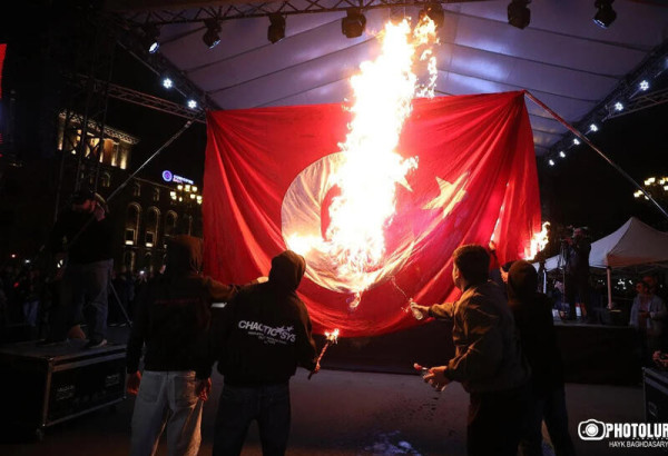 À EREVAN, UN DRAPEAU TURC İNCENDİÉ : PASHİNİAN CONDAMNE LES NATİONALİSTES
