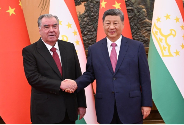 QU'EST-CE QUI ALIMENTE LE RENFORCEMENT DU PARTENARIAT ENTRE LE TADJIKISTAN ET LA CHINE?