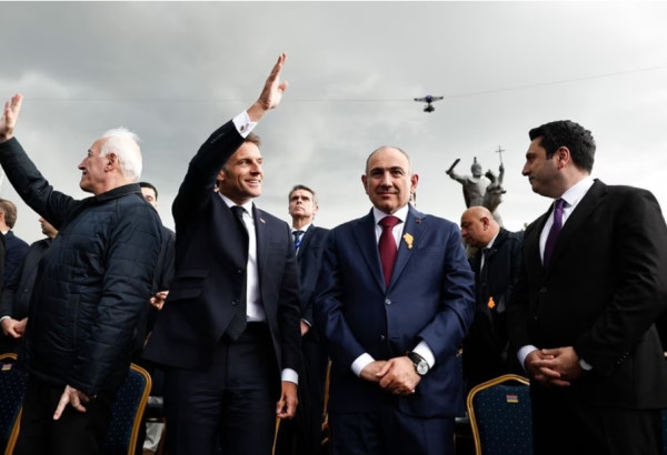 EMMANUEL MACRON SOUTIENT PACHINIAN ET S'ABSTIENT D'EVOQUER PUBLIQUEMENT LA QUESTION DU KARABAGH