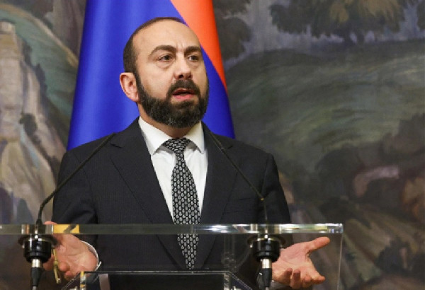LE MINISTRE ARMENIEN DES AFFAIRES ETRANGERES REPOND SECHEMENT AUX JOURNALISTES INSISTANTS SUR LA QUESTION DES PRISONNIERS