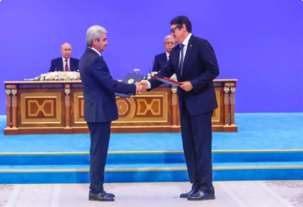 UN ACCORD CONCLU POUR UNE PREMIERE CENTRALE NUCLEAIRE  ENTRE LE KAZAKHSTAN ET LA RUSSIE