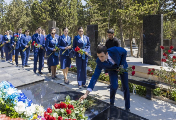 UNE DELEGATION " D'AZAL" S'EST RECUEILLIE SUR LA TOMBE DE HOKUMA ALIYEVA