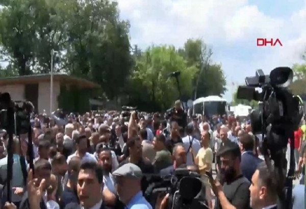 LA CONFRONTATION ENTRE LES KEMALISTES S'INTENSIFIE:  LE PARLEMENT TURC FERME AU PUBLIC